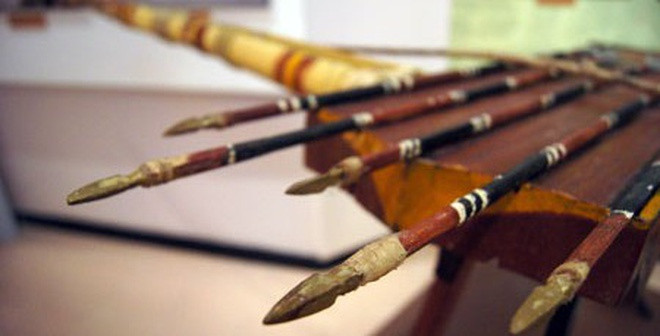  Nỏ Liên Châu (nỏ thần) có tên chính thức Liên Châu Kim Trảo Thần Nỏ, là vũ khí huyền thoại của người Việt trong buổi đầu dựng nước. Loại nỏ này có thể đồng thời bắn ra nhiều mũi tên cùng lúc. Theo Đại Việt Sử Ký Toàn Thư, “cứ đem nỏ thần ra là kẻ thù khiếp sợ, không dám tới gần”. 