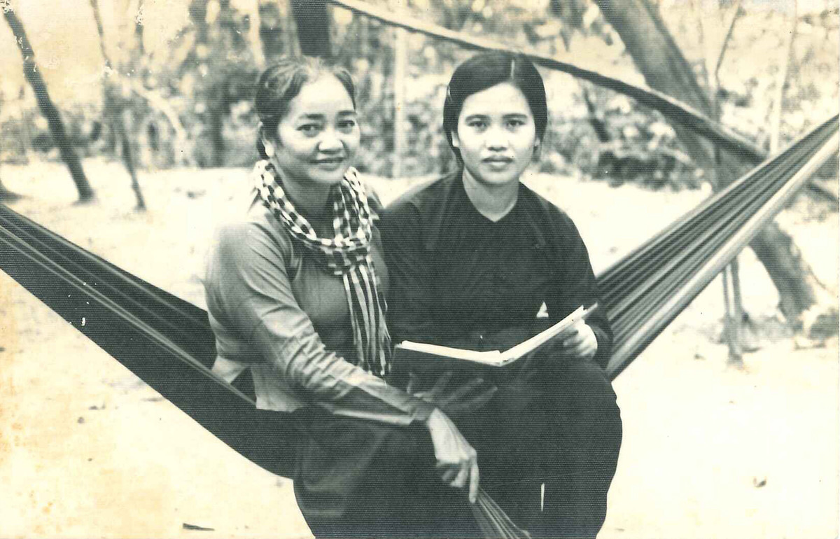 Bà Nguyễn Thị Định cùng trợ lý Nguyễn Thị Mẫn (cháu gái ruột) tại Bộ Chỉ huy Miền, ấp Tà Thiết, Lộc Thành, Lộc Ninh, Bình Phước.