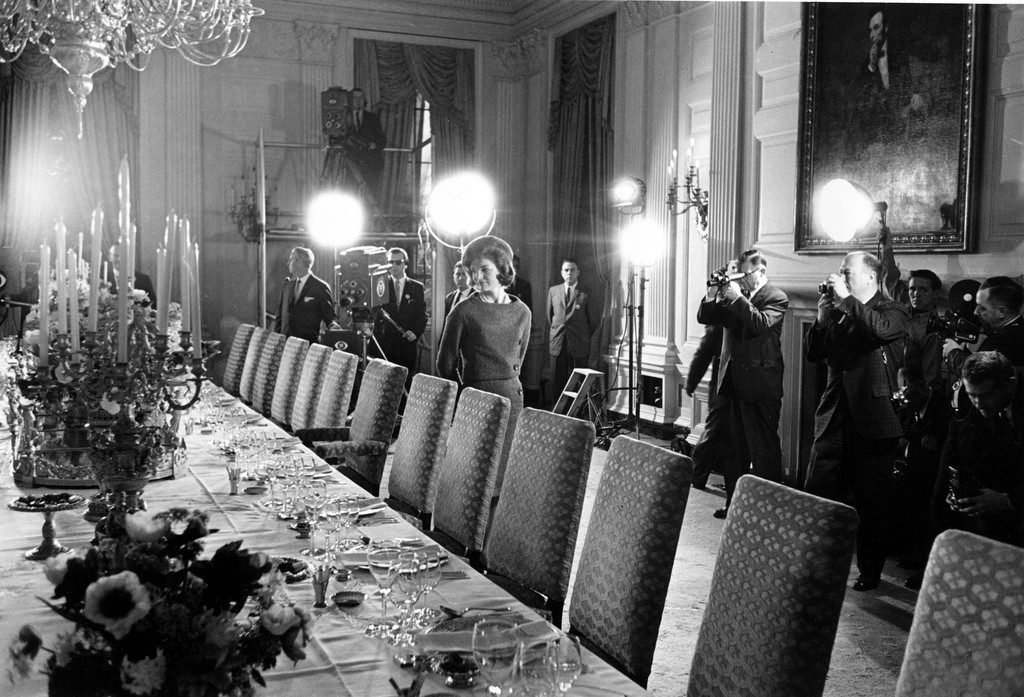 br/> Năm 1962, cố Đệ nhất phu nhân Jacqueline Kennedy tiến hành thiết kế lại nhiều nơi trong Nhà Trắng, trong đó có phòng yến tiệc. Hoàn thành xong, bà đã dẫn giới truyền thông đi tham quan. Buổi giới thiệu khi đó được phát trên sóng truyền hình và thu hút hơn 80 triệu người Mỹ theo dõi, theo JFK Library.