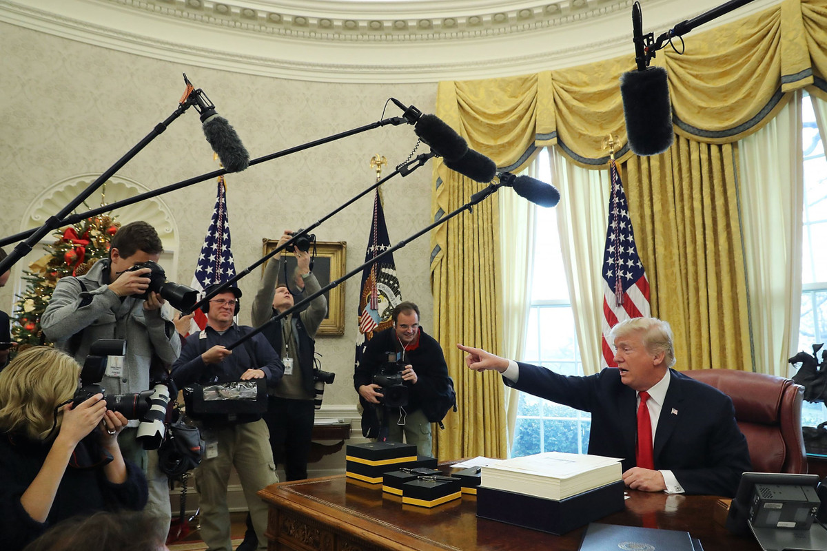 Phòng Bầu dục, nơi làm việc của người đứng đầu nước Mỹ, được tân trang nhiều nhất mỗi lần có tổng thống mới. Vào thời Tổng thống Trump, căn phòng ở Cánh Tây của Nhà Trắng được dán giấy màu trắng ngà trang nhã, với phần rèm cửa màu vàng nhạt, giống với màu sắc cựu Tổng thống Bill Clinton từng dùng. Bức tượng bán thân của cựu Thủ tướng Anh Winston Churchill, từng được cựu Tổng thống Barack Obama di chuyển khỏi phòng làm việc, được ông Trump đặt lại vào vị trí cũ.