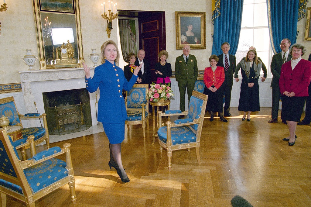 br/> Những năm 1960 của thế kỷ trước, Phòng Xanh trưng bày nhiều đồ cổ và tranh vẽ. 10 năm sau đó, các tấm rèm xanh kích thước lớn được thêm vào. Đến năm 1995, bà Hillary Clinton, khi đó là đệ nhất phu nhân, giới thiệu nội thất Phòng Xanh sau khi được bài trí lại. Phần giấy dán tường màu xanh được thay thế bằng màu vàng trang nhã. Căn phòng này là một trong những nơi được trang trí công phu nhất tại Nhà Trắng vào thời điểm Giáng sinh cuối năm.