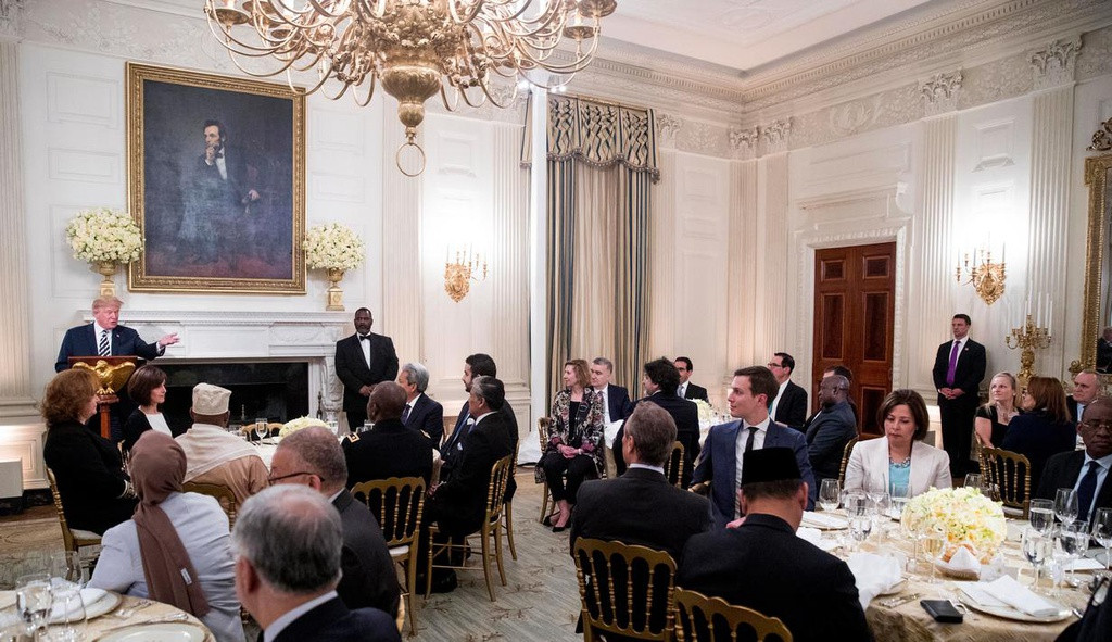 br/> Năm 2015, phòng yến tiệc sang trọng được tu sửa với chi phí 600.000 USD. Tất cả chi tiết nội thất mới của phòng tiệc đều phải được Ủy ban Bảo tồn Nhà Trắng thông qua, với sự tham vấn của bà Michelle Obama. Sau lần sửa sang mới nhất, căn phòng này có màu sắc mới mẻ, trong khi vẫn giữ được không khí trang trọng. Những chiếc ghế mới sang trọng có màu nâu, bọc vải hoa văn "bờm ngựa". Rèm cửa được may cầu kỳ, với hai màu vàng, xanh đan xen.