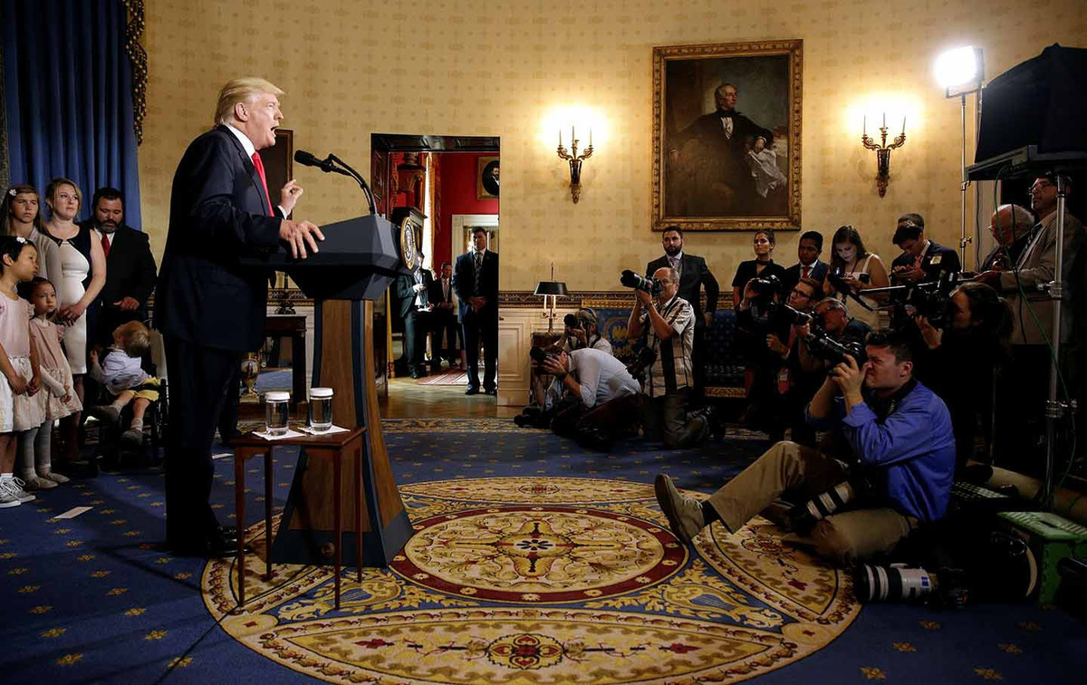 Ngoài Phòng Bầu dục, Phòng Xanh và phòng yến tiệc cũng là nơi được chăm chút về thiết kế trong hơn 200 năm tồn tại của Nhà Trắng. Với vị trí trung tâm và hướng ra bãi cỏ phía Nam, Phòng Xanh có chiều dài chưa tới 12 m, rộng 9 m, là nơi lý tưởng cho hoạt động tiếp khách của tổng thống Mỹ. Đây là nơi từng đón tiếp các vị vua, hoàng hậu, anh hùng dân tộc và các nhân vật quan trọng của Mỹ trong nhiều thập kỷ.