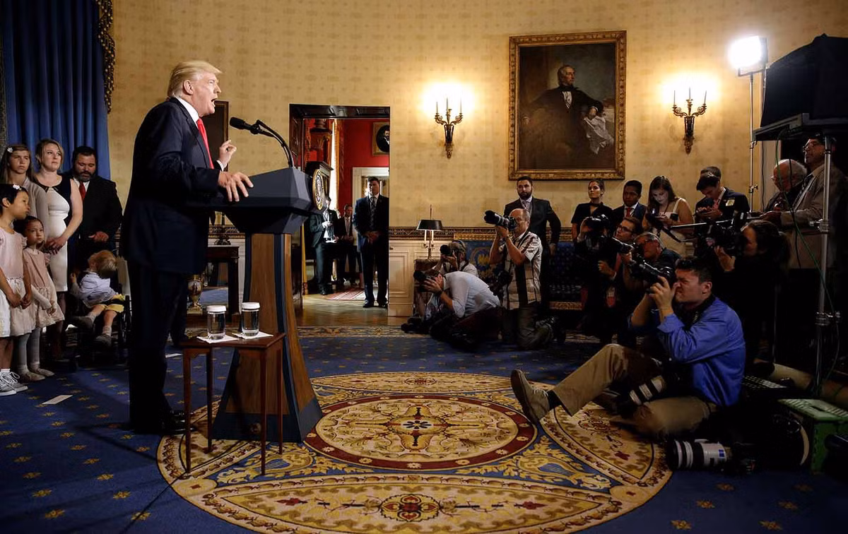 Ngoài Phòng Bầu dục, Phòng Xanh và phòng yến tiệc cũng là nơi được chăm chút về thiết kế trong hơn 200 năm tồn tại của Nhà Trắng. Với vị trí trung tâm và hướng ra bãi cỏ phía Nam, Phòng Xanh có chiều dài chưa tới 12 m, rộng 9 m, là nơi lý tưởng cho hoạt động tiếp khách của tổng thống Mỹ. Đây là nơi từng đón tiếp các vị vua, hoàng hậu, anh hùng dân tộc và các nhân vật quan trọng của Mỹ trong nhiều thập kỷ.