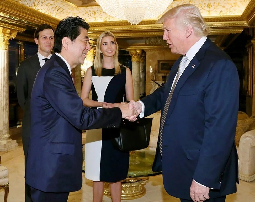 Phu nhân cựu Thủ tướng Nhật Bản Shinzo Abe, bà Akie Abe, từng tặng cho Ivanka món quà đặt biệt là túi xách Bao Bao Issey Miyake màu be có giá 495 USD. Ảnh: AFP.