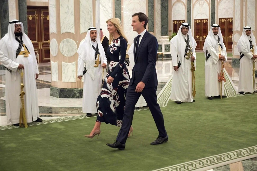 Trong chuyến du lịch cùng gia đình tới Ả Rập Xê-út vào tháng 7/2017, Ivanka và bà Melania bị chỉ trích vì bỏ khăn trùm đầu truyền thống, trong khi trước đó ông Trump đã tweet rằng người dân cảm thấy bị xúc phạm vì cựu đệ nhất phu nhân Michelle Obama không đội khăn trùm đầu khi tới đây. Mohammed bin Salman bin Abdulaziz Al Saud, khi đó là phó thái tử, cảm thấy món quà thích hợp cho Ivanka là một số đồ may mặc truyền thống. Cô nhận được 3 kiểu áo choàng "bisht" khác nhau, với tổng giá trị ước tính 700 USD. Ảnh: AFP.