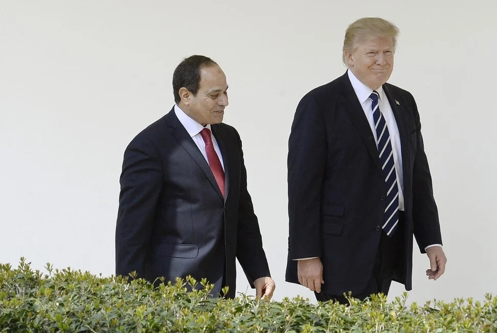Đó không trùng với phong cách thường thấy của Ivanka, Tổng thống Ai Cập Abdel Fattah Al-Sisi đã tặng cô một chiếc vòng tay có hình con bọ hung hồi tháng 4/ 2017. Bọ hung là sinh vật được tôn sùng ở Ai Cập như một biểu tượng của sự đổi mới và biến đổi. Món đồ được cho có giá 630 USD. Ảnh: Abaca Press/TNS.