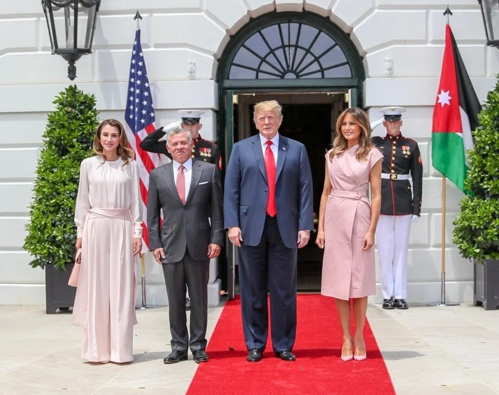 Nữ hoàng Jordan Rania Al-Abdullah cũng dành tặng ái nữ cựu tổng thống nữ trang quý. Tháng 9/2018, vị nữ hoàng tặng Ivanka 2 chiếc vòng tay, đựng bên trong một chiếc hộp có ghi mật mã của Vua Jordan. Phần quà trị giá 1.685 USD. Ảnh: @JoEprisyUS / Twitter.