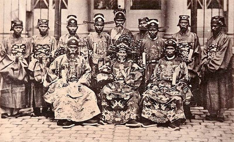  Phan Thanh Giản (1796-1867) sinh ra trong gia đình nghèo khổ ở huyện Măng Thít, tỉnh Vĩnh Long thuộc vùng Tây Nam Bộ ngày nay. Năm 1826, ông đỗ Đệ tam giáp đồng tiến sĩ, trở thành vị tiến sĩ khai khoa của đất Nam Bộ. 