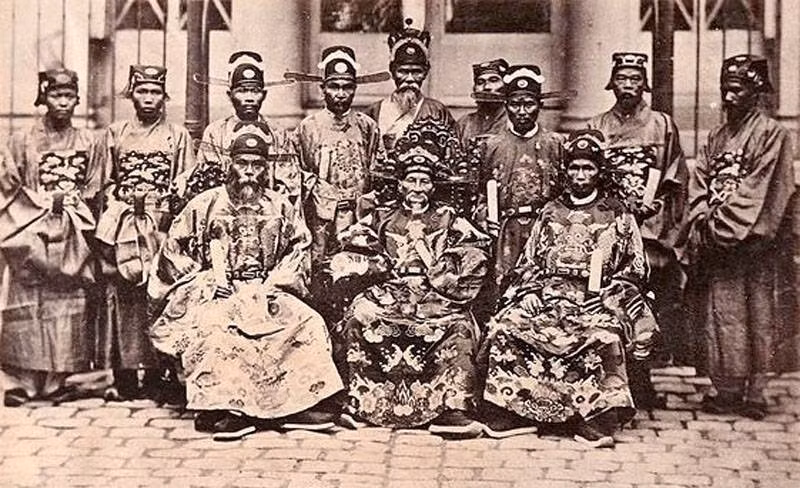  Phan Thanh Giản (1796-1867) sinh ra trong gia đình nghèo khổ ở huyện Măng Thít, tỉnh Vĩnh Long thuộc vùng Tây Nam Bộ ngày nay. Năm 1826, ông đỗ Đệ tam giáp đồng tiến sĩ, trở thành vị tiến sĩ khai khoa của đất Nam Bộ. 