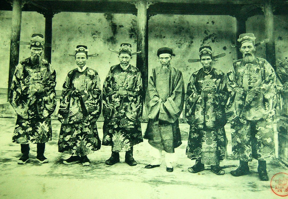 Sau một thời gian sang Trung Quốc học hỏi, cụ Đặng Huy Trứ đã về Việt Nam mở hiệu ảnh Cảm Hiếu Đường ở Hà Nội. Về sau, ông được suy tôn là ông tổ của nghề nhiếp ảnh ở nước ta. 