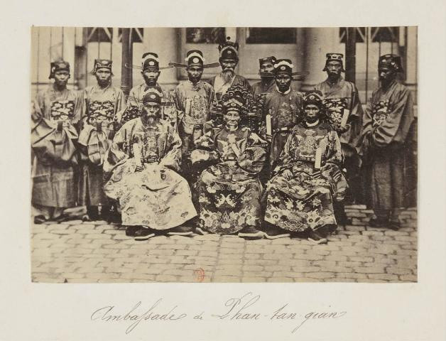  Trương Văn Sán trở thành người Việt đầu tiên sang phương Tây học kỹ thuật chụp ảnh. Năm 1878, ông về nước và được vua Tự Đức cho xây dựng cửa hiệu chụp ảnh ở thành phố Huế. 