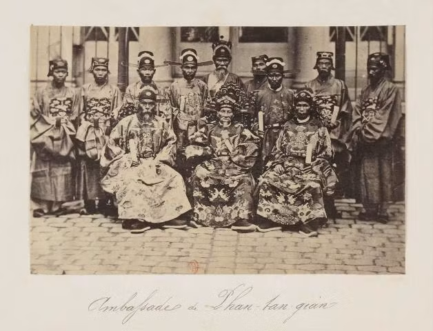  Trương Văn Sán trở thành người Việt đầu tiên sang phương Tây học kỹ thuật chụp ảnh. Năm 1878, ông về nước và được vua Tự Đức cho xây dựng cửa hiệu chụp ảnh ở thành phố Huế. 