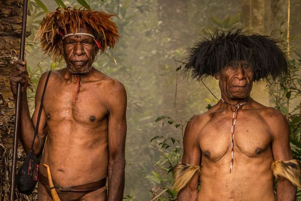 Đàn ông Dani sử dụng một loại "phụ kiện" đặc biệt để che phần nhạy cảm. Nó được gọi là "koteka", có hình dạng như một chiếc tù và. Họ không mặc bất cứ loại quần áo nào.