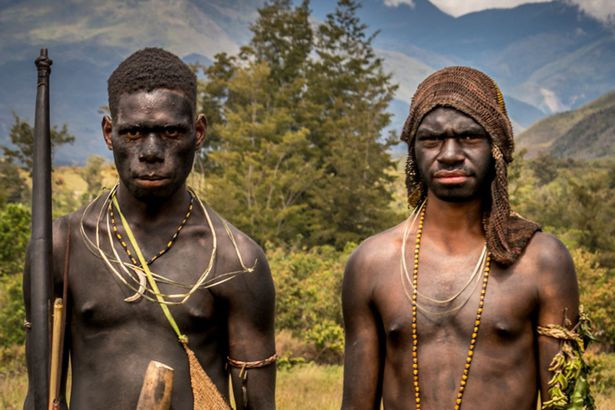 Những chiến binh trẻ của bộ lạc Dani tham gia đánh trận giả trong lễ hội năm nay. Theo nhiếp ảnh gia Teh Han Lin, mặc dù nổi tiếng "đáng sợ" với các bộ lạc quanh vùng cũng như được biết đến như là những chiến binh cừ khôi nhất, người Dani thực ra rất nồng hậu và cởi mở với du khách.