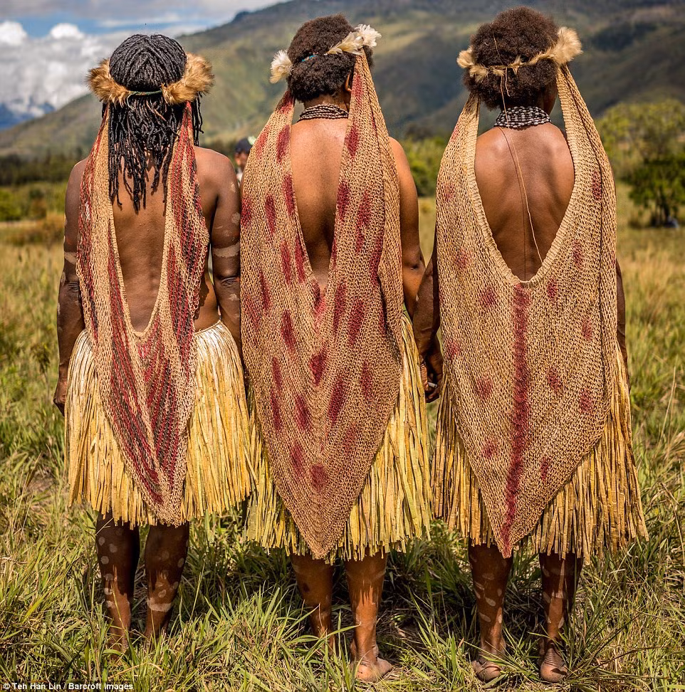 Trong khi đó, phụ nữ, nhất là những người lớn tuổi, thường mặc váy và để ngực trần.