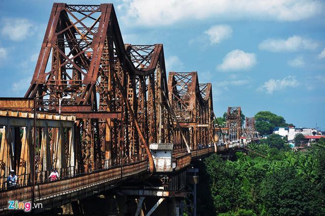 Cầu Long Biên được người Pháp xây dựng dưới thời vua Thành Thái. Là vị vua có tinh thần yêu nước, khi viên Toàn quyền Đông Dương Paul Doumer dâng lên bản danh sách để khen thưởng cho những người xây cầu, vua Thành Thái đã khảng khái trả lời “ta có biết mặt mũi đứa nào đâu” rồi ung dung đi vào khiến viên toàn quyền người Pháp giận tím mặt.