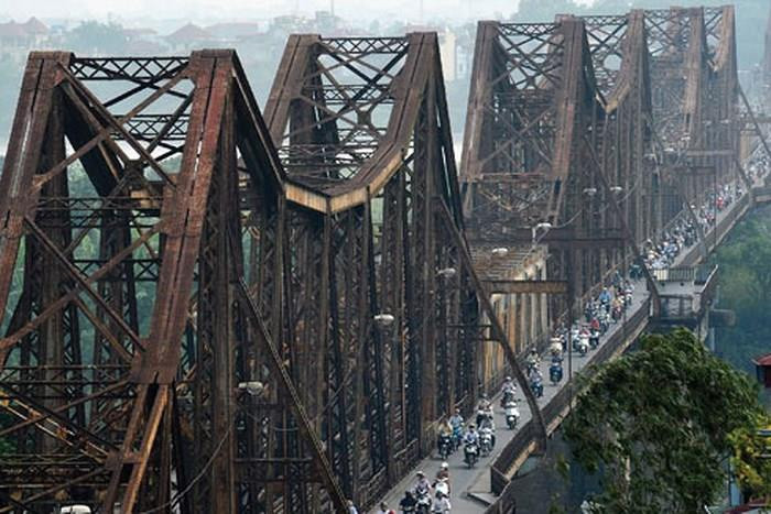 Theo "Từ điển Bách khoa Việt Nam", cầu Long Biên nối liền hai quận Long Biên và Hoàn Kiếm. Để xây dựng cầu này, người Pháp đã dùng đến 30.000 m3 đá và kim loại. Tổng số tiền thực chi lên tới 6,2 triệu franc (đồng tiền nước Pháp lúc bấy giờ).