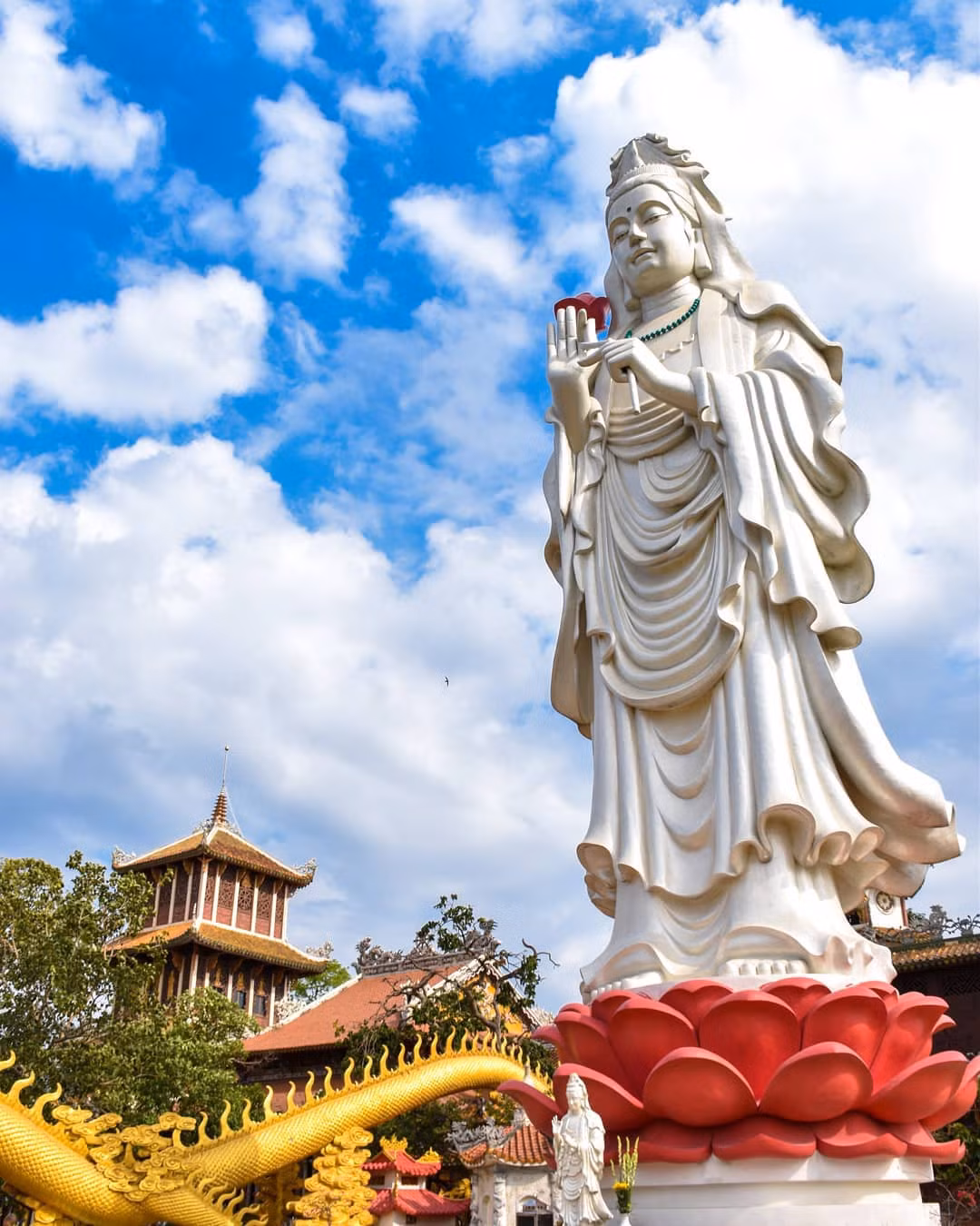 Ngoài tượng Quan Âm Bồ Tát, chùa Châu Thới còn có tượng Đại Thế Chí Bồ Tát không kém phần uy nghi. Những cặp rồng vàng khổng lồ được xây dựng bao quanh 2 tượng này. Ảnh: La Quoc Thinh.