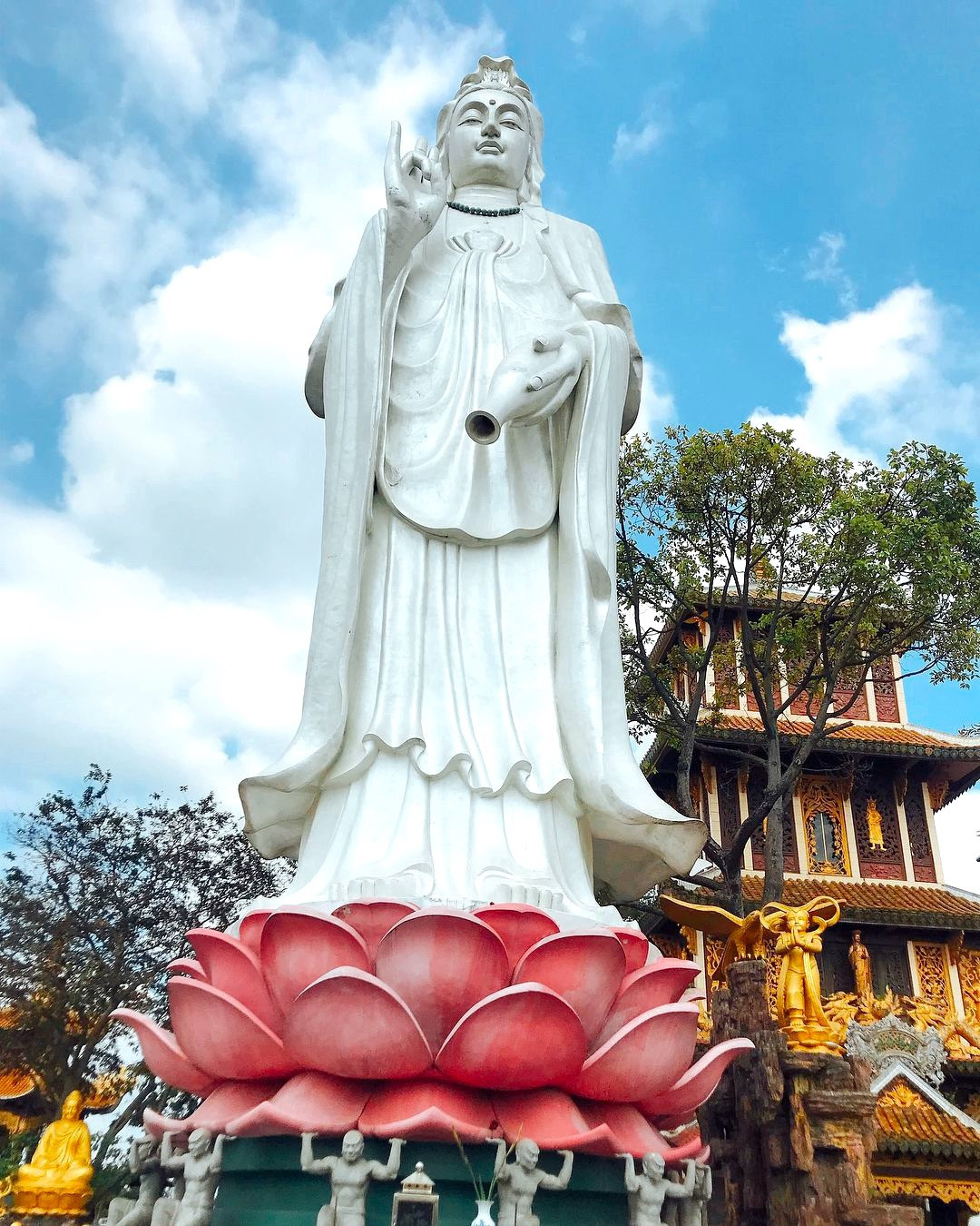 Tại chùa Châu Thới có tượng Quan Âm Bồ Tát lộ thiên, cao 22,5 m, nặng trên 100 tấn. Bệ tượng là hình ảnh các vị La Hán hai tay nâng đỡ tòa sen ấn tượng. Ảnh: Huỳnh Thanh Tùng.