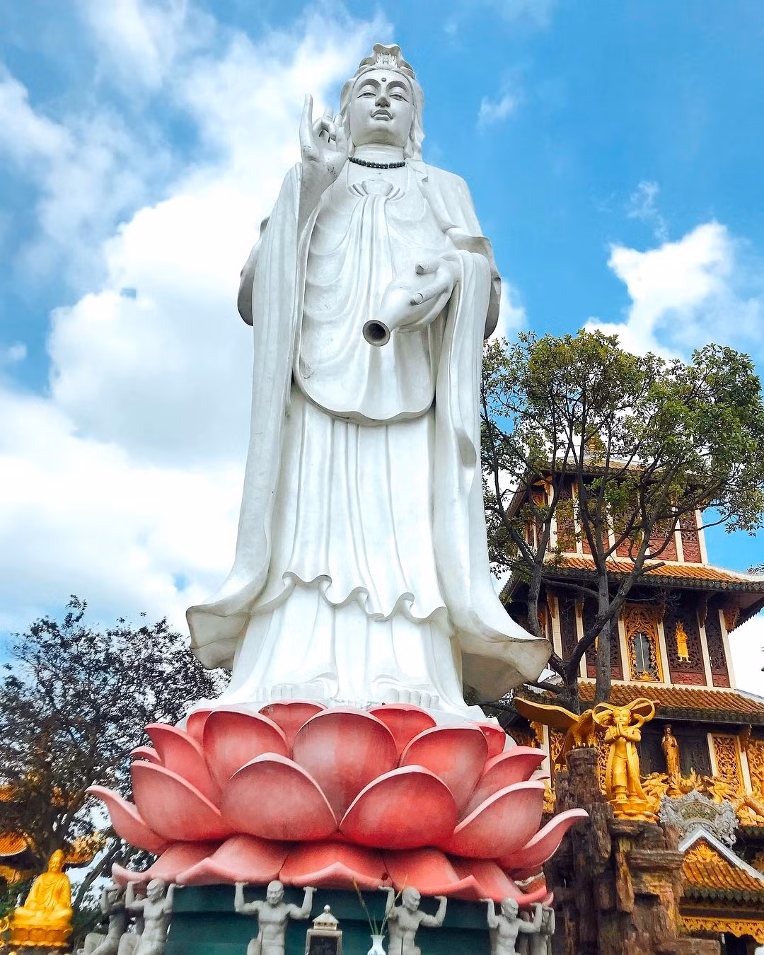 Tại chùa Châu Thới có tượng Quan Âm Bồ Tát lộ thiên, cao 22,5 m, nặng trên 100 tấn. Bệ tượng là hình ảnh các vị La Hán hai tay nâng đỡ tòa sen ấn tượng. Ảnh: Huỳnh Thanh Tùng.