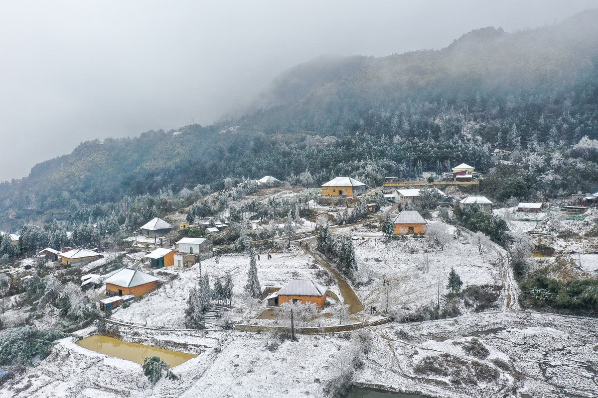 Theo Cổng TTĐT Lào Cai, xưa kia, phố chợ đầu tiên ở vùng đất này theo tiếng địa phương được gọi là Lão Nhai, tức Phố Cũ, sau mở thêm một phố chợ khác gọi là Tân Nhai, tức Phố Mới. Từ Lão Nhai biến âm thành Lao Cai, được gọi một thời gian khá dài. Người Pháp khi làm bản đồ lại viết Lao Cai thành Lào Kay. Từ tháng 11/1950, tên tỉnh Lào Cai được thống nhất gọi cho đến ngày nay. Ảnh: Tô Chí Hùng.