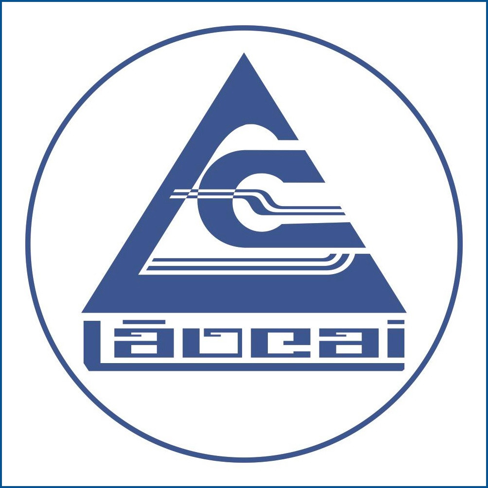 Theo nội dung thuyết minh ý nghĩa biểu trưng, logo tỉnh Lào Cai thể hiện hình ảnh 2 chữ L và C được thiết kế cách điệu, cùng với dòng chữ tên tỉnh Lào Cai theo kiểu hoa văn thổ cẩm. Logo cho thấy đỉnh núi với dải mây vắt ngang, gợi đỉnh Fansipan, cùng 2 dòng sông chính của tỉnh là sông Hồng, sông Chảy... Ảnh: Cổng thông tin du lịch Lào Cai.