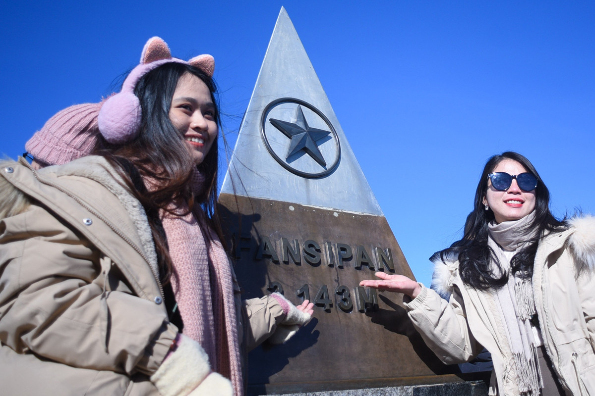 Được mệnh danh là "nóc nhà Đông Dương", đỉnh Fansipan cao 3.143 m, thuộc dãy Hoàng Liên Sơn, cách trung tâm thị xã Sa Pa khoảng 9 km về phía tây nam. Đây là điểm đến du khách không thể không check-in khi đến Lào Cai. Ảnh: Thạch Thảo.