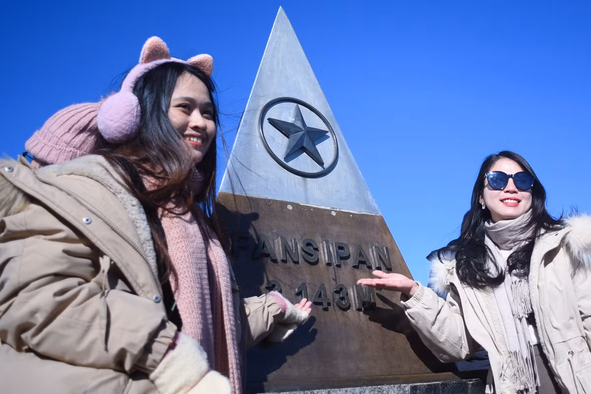 Được mệnh danh là "nóc nhà Đông Dương", đỉnh Fansipan cao 3.143 m, thuộc dãy Hoàng Liên Sơn, cách trung tâm thị xã Sa Pa khoảng 9 km về phía tây nam. Đây là điểm đến du khách không thể không check-in khi đến Lào Cai. Ảnh: Thạch Thảo.