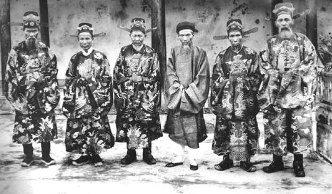 Nguyễn Thuật, hiệu là Hà Đình, sinh năm Nhâm Dần 1842 tại làng Hà Lam, huyện Lễ Dương, phủ Thăng Bình (nay thuộc tỉnh Quảng Nam). Trong lịch sử phong kiến Việt Nam, rất ít người như Nguyễn Thuật. Ông làm quan trải qua 8 đời vua: Tự Đức, Dục Đức, Hiệp Hòa, Kiến Phúc, Hàm Nghi, Đồng Khánh, Thành Thái, Duy Tân. Ông không những được các vua trọng vì tài, nể vì đức, giao việc quốc gia đại sự, mà còn được nhân dân gọi là “dân chi phụ mẫu”.