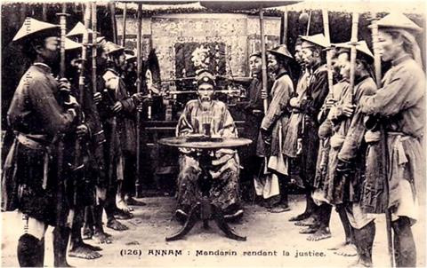 Theo "Đại Nam chính biên liệt truyện", khi làm quan, Nguyễn Văn Hiếu được dân thương mến. Biết tin ông đến nhậm chức, đám trộm cướp nói với nhau rằng: Quan Trấn thủ nhân hòa, ấy là phật sống, nên kính cẩn mà lánh đi. Đó là giai thoại có một không hai trong sử Việt. Năm 1821, vua Minh Mạng đi tuần Bắc Hà, nghe tiếng dân chúng ca ngợi Nguyễn Văn Hiếu làm quan thanh liêm, vua thăng chức vượt cấp, thưởng một ống nhòm mạ vàng, một thanh gươm mạ vàng, một khẩu súng có nạm chữ vàng.