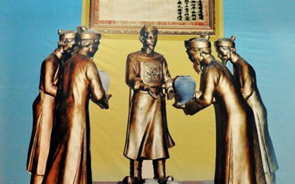 Nguyễn Hoàng vốn là quan đại thần của nhà Hậu Lê, vì sợ bị anh rể là Trịnh Kiểm hãm hại, buộc phải xin vào trấn thủ đất Thuận Hóa (phần đất từ Đèo Ngang, Hà Tĩnh trở vào), ông còn được biết đến với biệt hiệu Chúa Tiên.