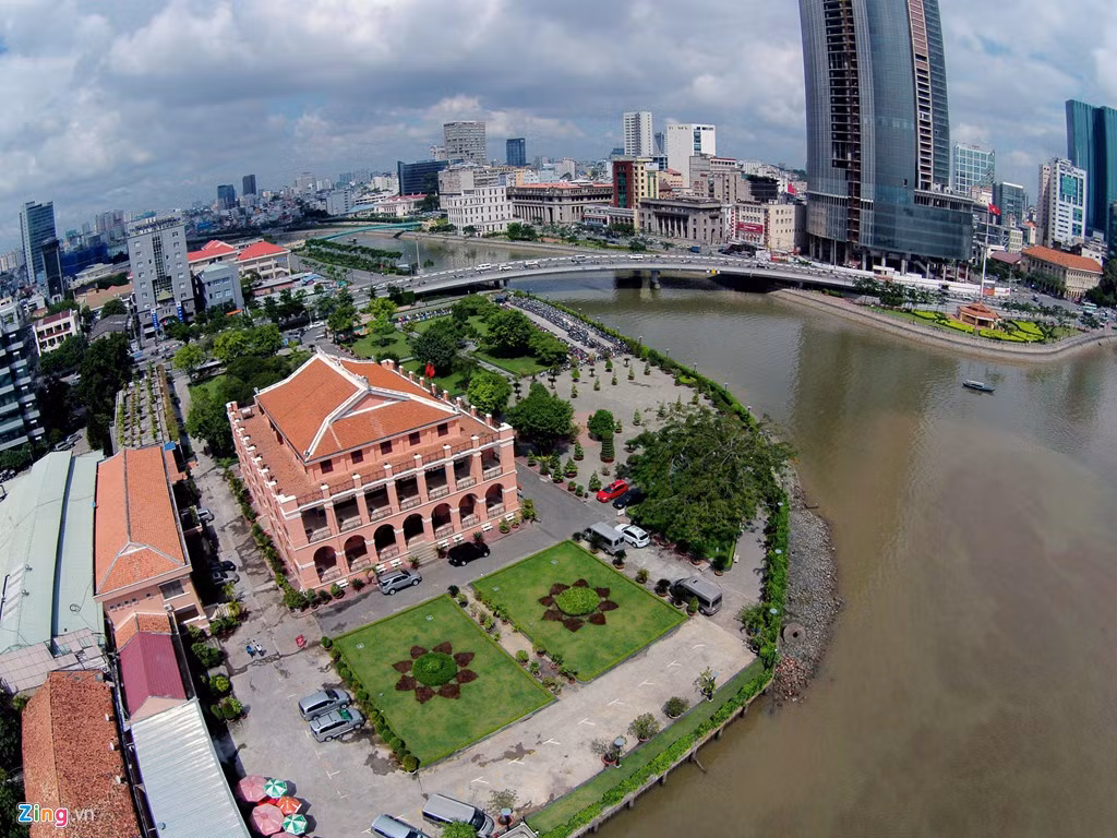 Sau khi chiếm Nam Kỳ, các thống đốc quân sự Pháp quyết định xây khu thương cảng Sài Gòn để làm đầu mối thông thương với quốc tế. Ngày 4/3/1863, người Pháp khởi công xây dựng bến Nhà Rồng. Ngoài tên "bến Nhà Rồng", người ta từng gọi nơi này là "Sở Ông Năm" hoặc "Sở Canh tuần tàu biển".