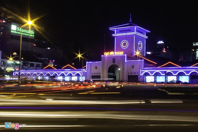 Ban đầu, chợ Bến Thành nằm bên bờ sông Bến Nghé. Năm 1912, người Pháp chuyển chợ về khu vực hiện tại. Trước năm 1975, tên gọi "chợ Bến Thành" thường chỉ xuất hiện trong sách vở. Người dân thường gọi khu này là chợ Sài Gòn hay chợ Mới để phân biệt với chợ ở địa điểm cũ.