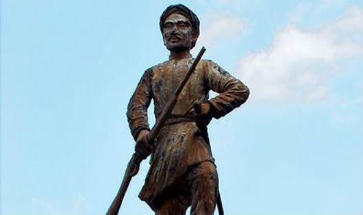 Chứng kiến vua Dục Đức bị bạc đãi, quan ngự sử Phan Đình Phùng ra sức phản đối, lên tiếng bảo vệ. Cuối cùng, ông bị phe cánh Tôn Thất Thuyết bắt giam trong ngục, mãi sau mới được tha.