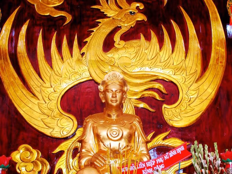 Không chỉ là nữ tướng nổi tiếng, Bùi Thị Xuân còn gắn liền giai thoại đánh hổ cứu chồng. Theo sách "Nhà Tây Sơn", trước khi kết duyên cùng thái phó Trần Quang Diệu, bà từng giúp ông đánh đuổi hổ dữ ngay trong lần đầu tiên hai người gặp mặt.