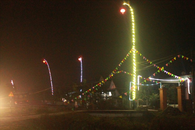 Theo sách “100 điều nên biết về phong tục Việt Nam”, sau ngày 23 tháng Chạp, một số địa phương có tục trồng cây nêu trước sân nhà để xua đuổi ma quỷ. Theo quan niệm tín ngưỡng của người Việt, vào dịp Tết Nguyên Đán, khi các vị thần trông coi nhà cửa lên thiên đình báo cáo công việc với Ngọc Hoàng, nhà cửa không được trông coi, quỷ sẽ lợi dụng vào nhà hại người. Việc trồng cây nêu là để xua đuổi ma quỷ.