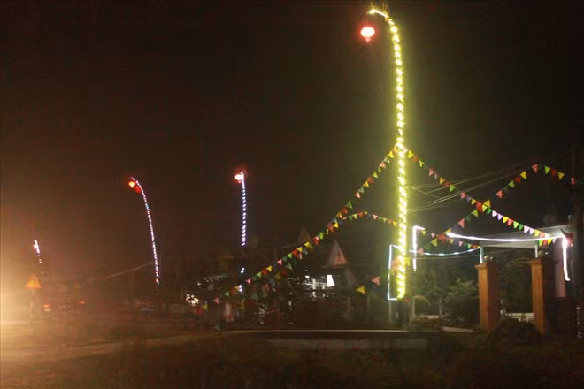 Theo sách “100 điều nên biết về phong tục Việt Nam”, sau ngày 23 tháng Chạp, một số địa phương có tục trồng cây nêu trước sân nhà để xua đuổi ma quỷ. Theo quan niệm tín ngưỡng của người Việt, vào dịp Tết Nguyên Đán, khi các vị thần trông coi nhà cửa lên thiên đình báo cáo công việc với Ngọc Hoàng, nhà cửa không được trông coi, quỷ sẽ lợi dụng vào nhà hại người. Việc trồng cây nêu là để xua đuổi ma quỷ.