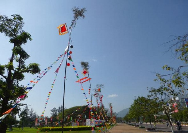 Ngọn cây có buộc nhiều thứ như túi nhỏ đựng trầu cau, ống sáo và những miếng kim loại lớn nhỏ... hoặc những vật dụng có tính chất biểu tượng của địa phương, dân tộc như chuông gió. Khi gió thổi, những vật dụng này chạm vào nhau, phát ra tiếng kêu. Người ta cho rằng những vật treo ở cây nêu và những vật phát ra tiếng động để báo hiệu cho ma quỷ biết rằng đây là nhà có chủ, không được phép quấy nhiễu. Vào buổi tối, người ta thường treo thêm chiếc đèn lồng để tổ tiên biết đường về nhà ăn Tết với con cháu.