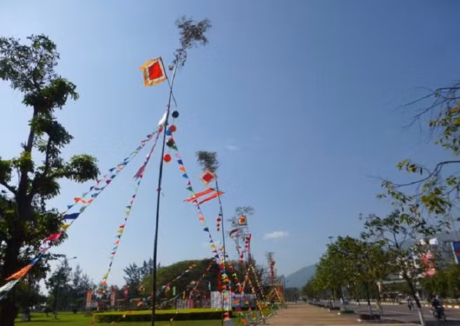 Ngọn cây có buộc nhiều thứ như túi nhỏ đựng trầu cau, ống sáo và những miếng kim loại lớn nhỏ... hoặc những vật dụng có tính chất biểu tượng của địa phương, dân tộc như chuông gió. Khi gió thổi, những vật dụng này chạm vào nhau, phát ra tiếng kêu. Người ta cho rằng những vật treo ở cây nêu và những vật phát ra tiếng động để báo hiệu cho ma quỷ biết rằng đây là nhà có chủ, không được phép quấy nhiễu. Vào buổi tối, người ta thường treo thêm chiếc đèn lồng để tổ tiên biết đường về nhà ăn Tết với con cháu.