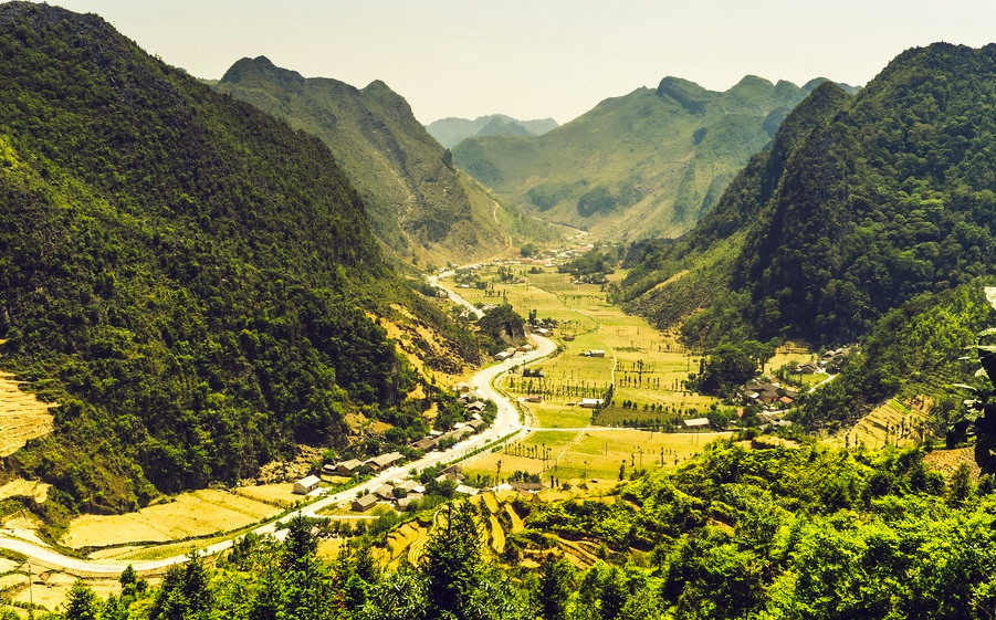  Thung lũng Sủng Là, thuộc xã Sủng Là, huyện Đồng Văn nằm giữa những dãy núi đá tai mèo nhấp nhô, thâm sẫm một màu, những ngôi nhà vững chãi với mái đã phai màu thời gian. Người Hà Giang gọi Sủng Là là “ốc đảo”, bởi nơi đây nằm gọn trong cao nguyên đá Đồng Văn. Còn du khách thập phương gọi Sủng Là là “đóa hoa hồng” của cao nguyên đá. 