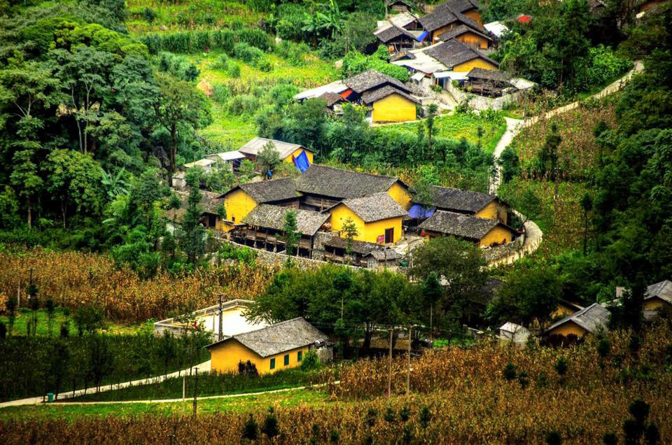 Làng văn hóa du lịch Lũng Cẩm là nơi khởi nguồn sáng tác cho nhiều tác phẩm nghệ thuật, đã được chọn làm bối cảnh trong phim nhựa “Chuyện của Pao”. Bộ phim từng đoạt giải thưởng Cánh diều vàng của Hội Điện ảnh Việt Nam. 