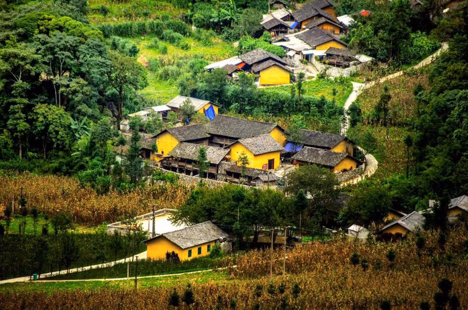 Làng văn hóa du lịch Lũng Cẩm là nơi khởi nguồn sáng tác cho nhiều tác phẩm nghệ thuật, đã được chọn làm bối cảnh trong phim nhựa “Chuyện của Pao”. Bộ phim từng đoạt giải thưởng Cánh diều vàng của Hội Điện ảnh Việt Nam. 