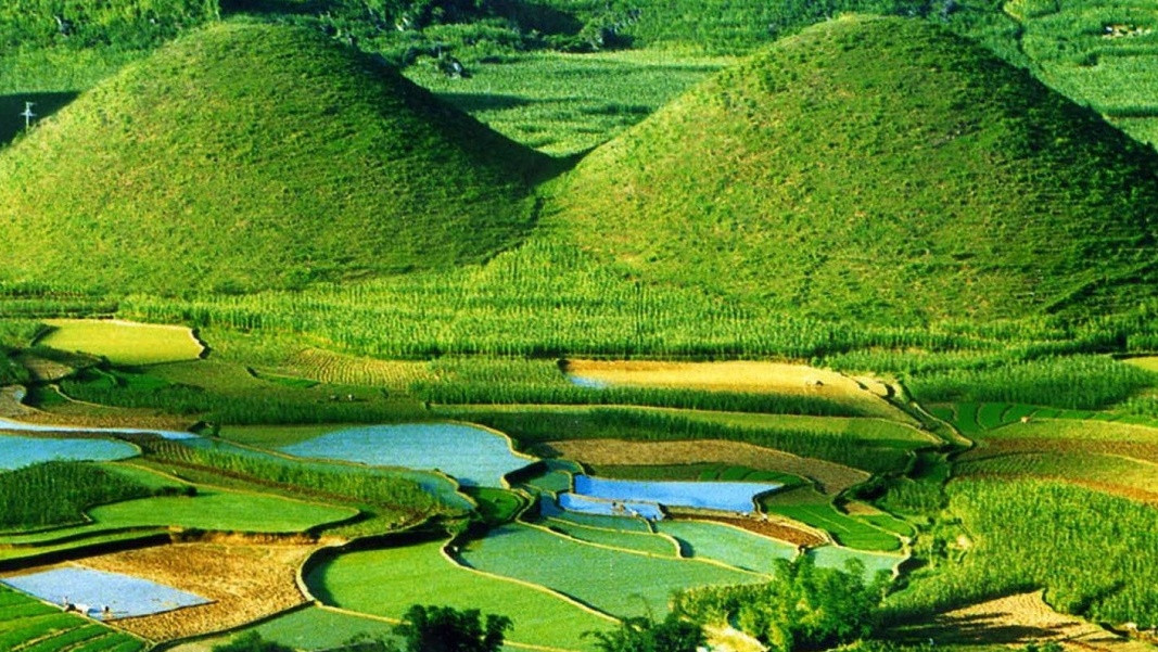  Với diện tích 7.914,9 km2, dân số năm 2013 là 771.200 người, tỉnh Hà Giang hiện nay có 11 đơn vị hành chính cấp huyện/thị gồm: Thành phố Hà Giang và 10 huyện, 195 đơn vị hành chính cấp xã. Hà Giang là địa bàn cư trú của các dân tộc như Kinh, Dao, Tày, Mông, Nùng. 