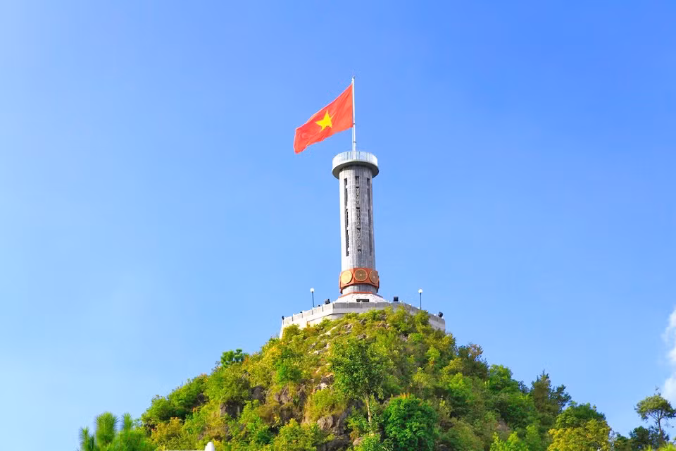  Lũng Cú, Hà Giang là điểm cực Bắc của Tổ quốc, nơi lá cờ đỏ sao vàng có diện tích 54 m2 tung bay trong gió, được mệnh danh là “nơi bắt đầu nét vẽ đầu tiên của bản đồ Tổ quốc”. 