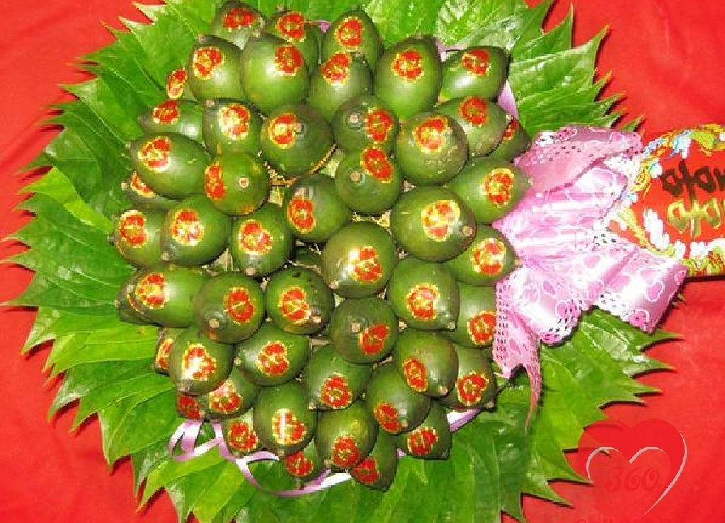 Theo sách “Đi tìm điển tích thành ngữ”, sự tích trầu cau bắt nguồn từ mối quan hệ giữa em chồng, chị dâu. Hai anh em sinh đôi, giống nhau như 2 giọt nước. Một hôm, chị dâu vì nhầm lẫn, nhận nhầm em là chồng, dẫn đến hiểu nhầm giữa ba người. Cuối cùng, họ lần lượt bỏ nhà đi, biến thành cây cau, cây trầu, tảng đá vôi, khởi nguồn cho trầu cau sau này. Đây là cách giải thích thông minh của người Việt về tục ăn trầu ở nước ta.