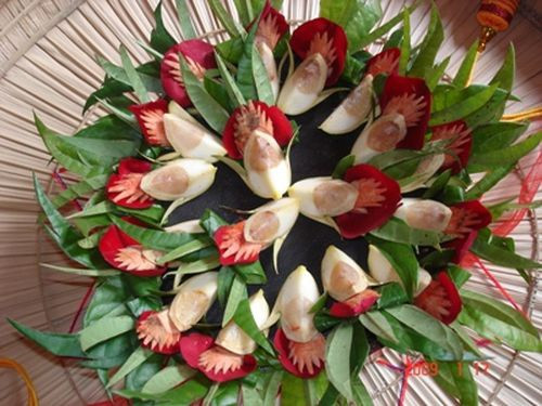 Trầu cau được dùng trong nhiều nghi lễ và là thứ không thể thiếu trong lễ cưới hỏi của người Việt. Theo sách "Đi tìm điển tích thành ngữ", tục cưới hỏi của người Việt xưa đều phải có trầu cau. Khi nhà gái nhận trầu cau của nhà trai nghĩa là đã đính hôn, người con gái trở thành con dâu của nhà chồng. Thành ngữ "Miếng trầu là đầu câu chuyện" bắt nguồn từ đây. Theo nghĩa bóng, thành ngữ này có nghĩa là mời nhau xơi trầu cau để mở đầu cho câu chuyện gặp gỡ, thăm hỏi.