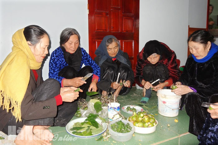 Ăn trầu là văn hóa của người Việt và nhiều nước khác trong khu vực Đông Nam Á, châu Á. Theo các nhà khảo cổ học, ngay từ thời tiền sử (1.700 đến 3.000 năm trước), các nhà khảo cổ học đã khai quật được những dụng cụ của người Việt sử dụng để ăn trầu. Tục ăn trầu là nét văn hóa đẹp, đi vào ca dao, tục ngữ nước ta.