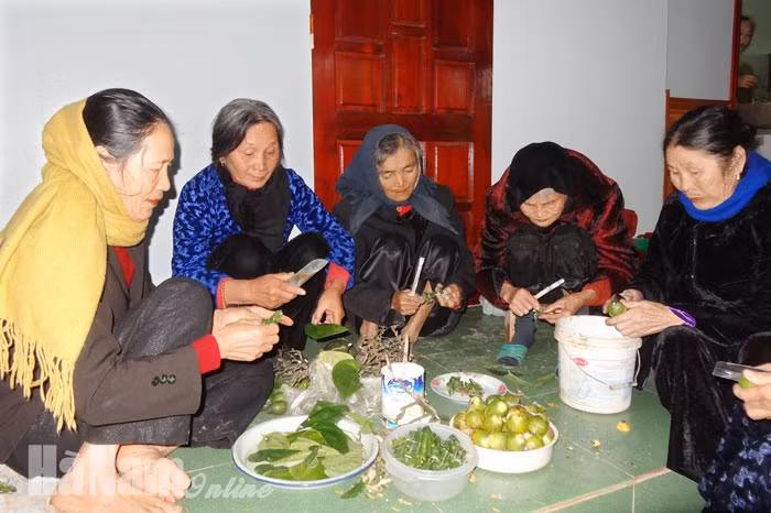 Ăn trầu là văn hóa của người Việt và nhiều nước khác trong khu vực Đông Nam Á, châu Á. Theo các nhà khảo cổ học, ngay từ thời tiền sử (1.700 đến 3.000 năm trước), các nhà khảo cổ học đã khai quật được những dụng cụ của người Việt sử dụng để ăn trầu. Tục ăn trầu là nét văn hóa đẹp, đi vào ca dao, tục ngữ nước ta.