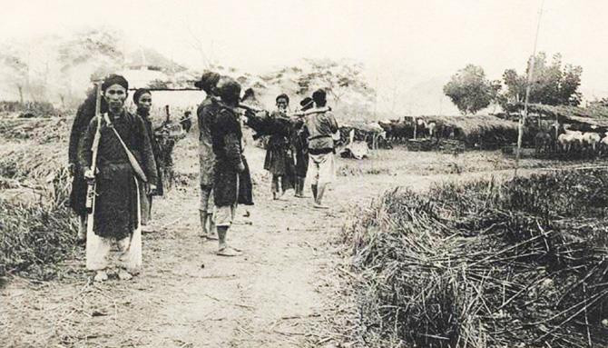 Trong vụ Hà Thành đầu độc, các thủ lĩnh yêu nước người Việt sử dụng cà độc dược trộn vào thức ăn làm 125 tên Pháp trúng độc và bất tỉnh. Tuy vậy, kế hoạch này không giành thắng lợi cuối cùng khi sớm bị bại lộ. Quân Pháp thu hết vũ khí của binh lính người Việt. Hôm sau, Pháp đem ra xử và khép tội tử hình đối với 13 binh lính và bồi bếp người Việt. Không có lính Pháp thiệt mạng vì độc dược.